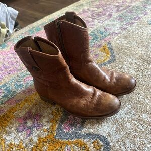Frye tan brown short zip up boots size 6.5